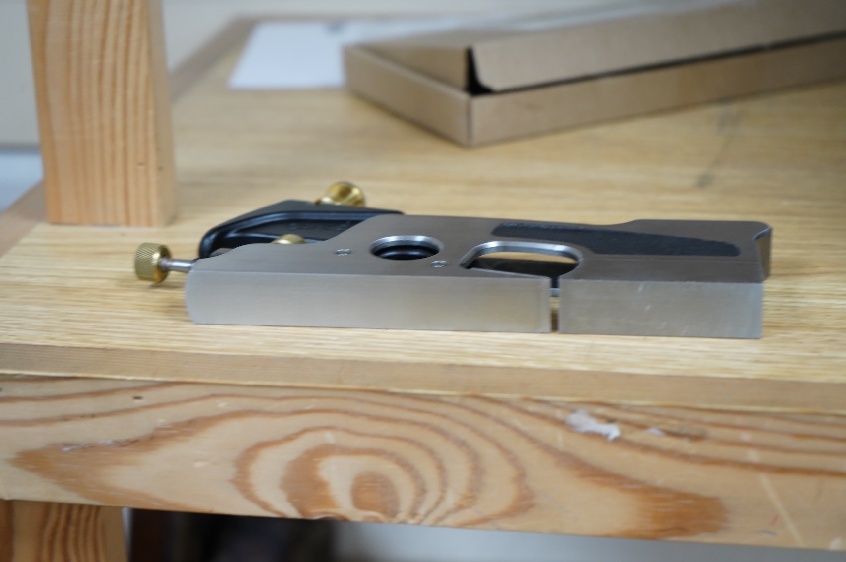 A boxed Veritas medium shoulder plane (05P41.01), with paperwork